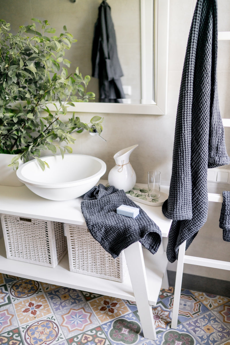 http://www.back2linen.com/cdn/shop/products/bathroom-towels-waffle-linen-bath-towels-dark_grey_1200x1200.jpg?v=1698251104