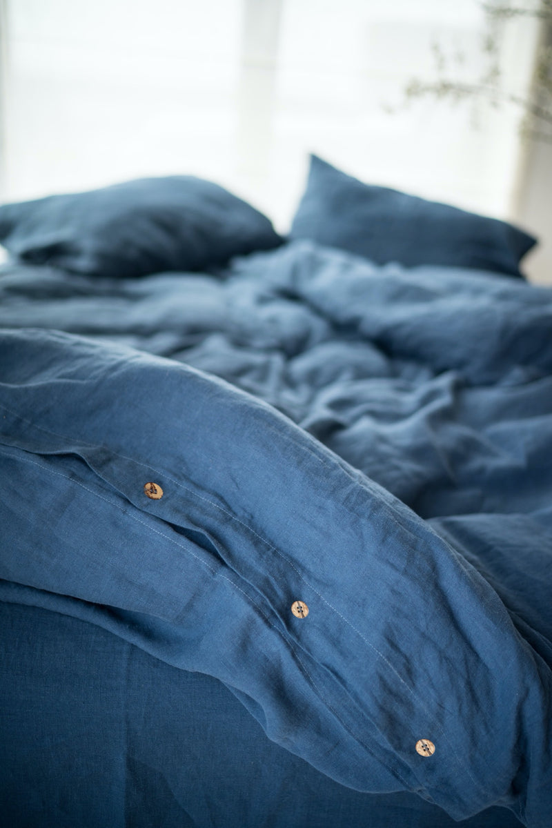 http://www.back2linen.com/cdn/shop/products/eco-frienly-linen-bedset-basic-duvet-cover-coconut-buttons-basic-pillowcase-dark_blue_1200x1200.jpg?v=1698251442