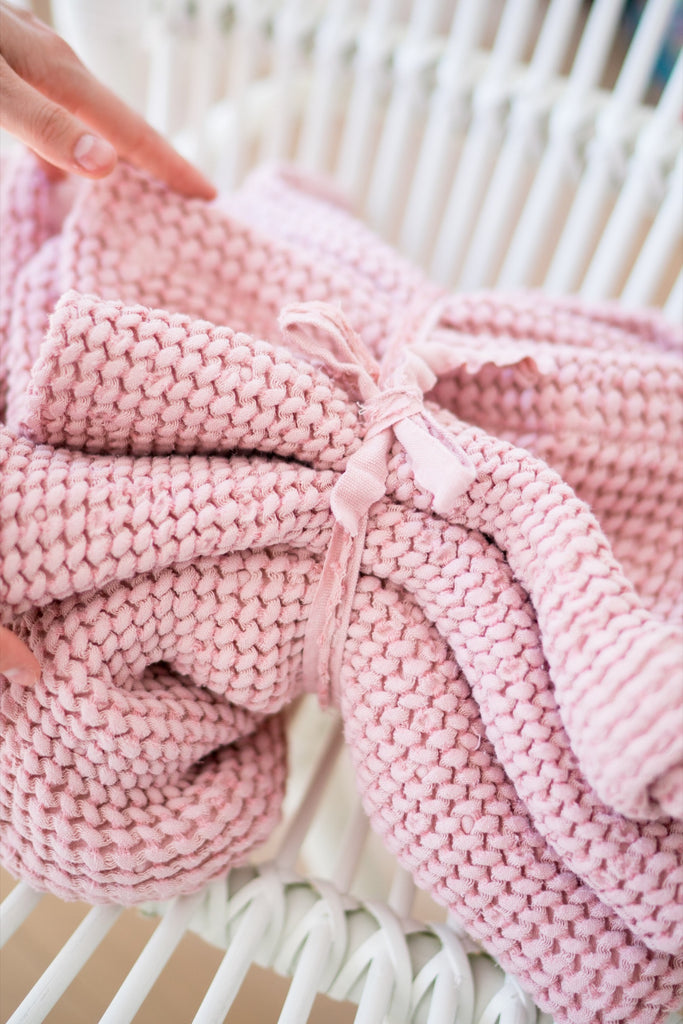 https://www.back2linen.com/cdn/shop/products/bath-towels-waffle-weave-linen-towels-pink_1024x1024.jpg?v=1698251235